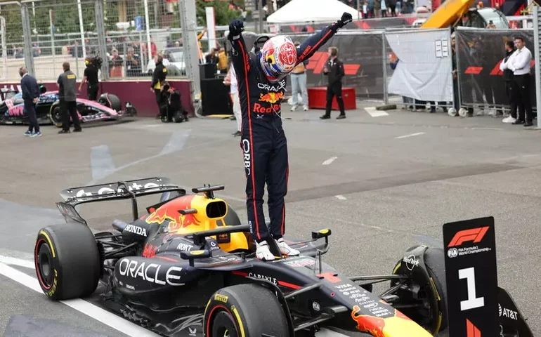 Verstappen vence GP do Azerbaijão e volta à briga pelo título