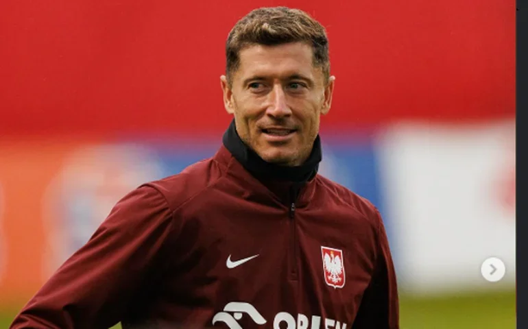 Lewandowski fala sobre futuro no Barcelona e admite avaliar propostas: 'Vamos ver'