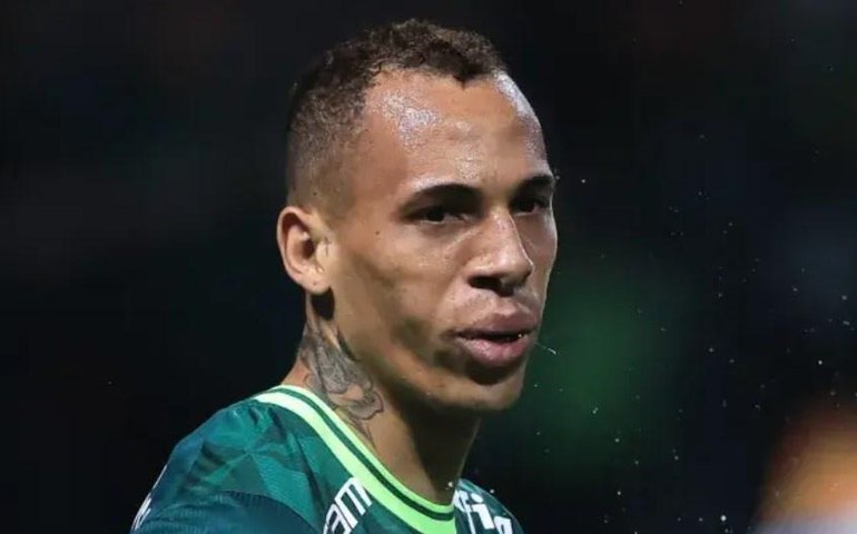 Breno Lopes vai à quadra de organizada do Palmeiras e pede desculpa: 'Sincero perdão'