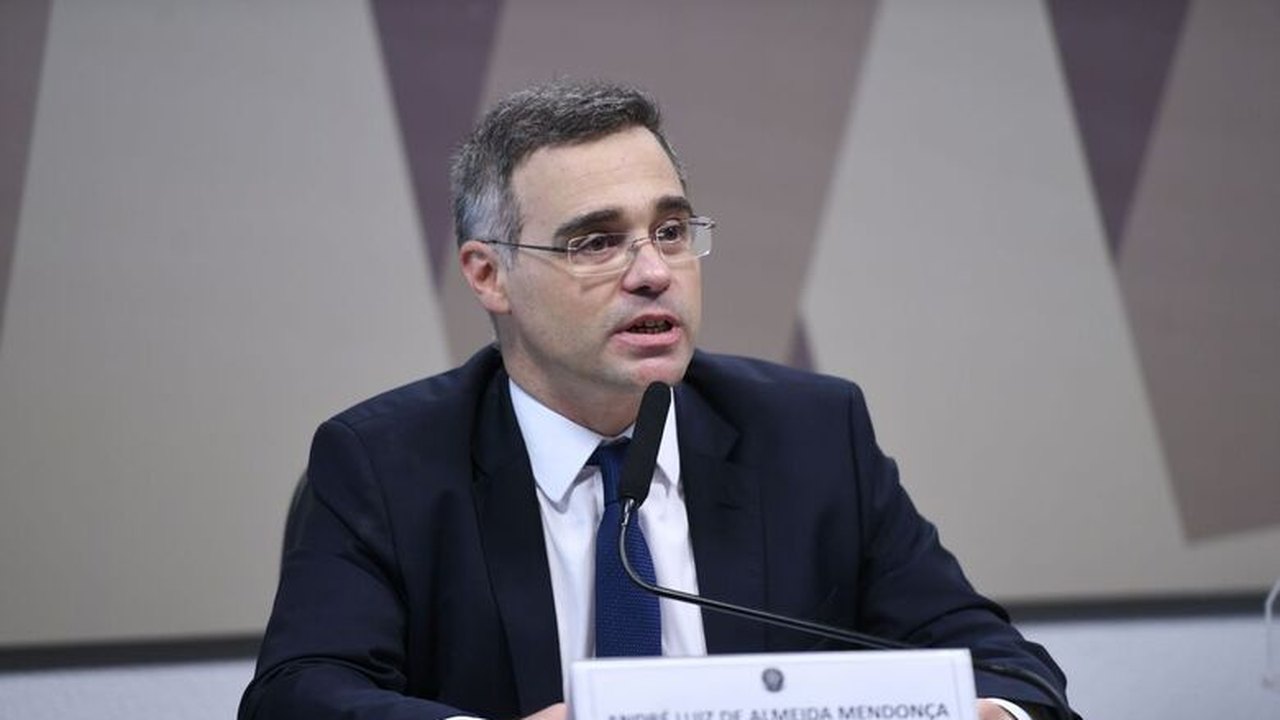 Mendonça recusa pedido para se declarar suspeito em notícia-crime contra Bolsonaro