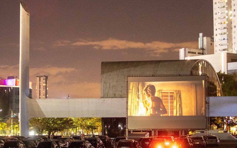 Quatro locais em São Paulo oferecem cinema no esquema drive-in