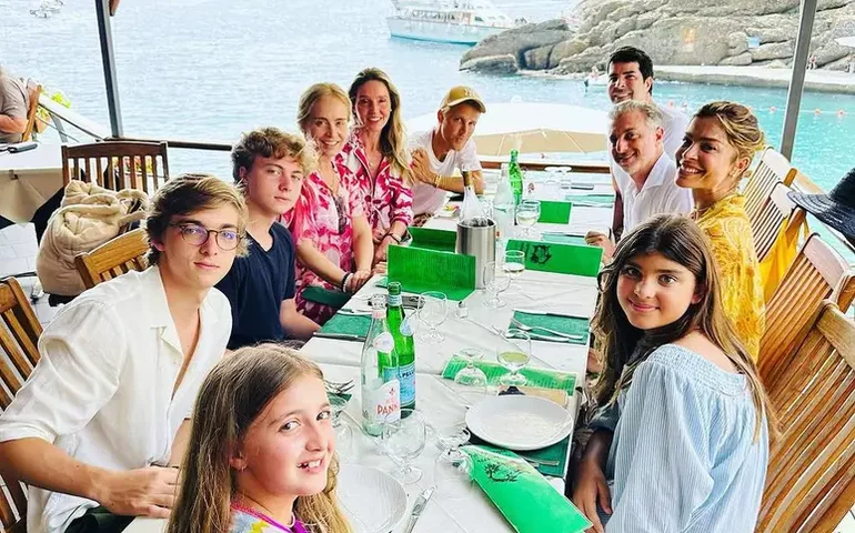 Angelica publica foto de almoço com Grazi Massafera e família na Itália