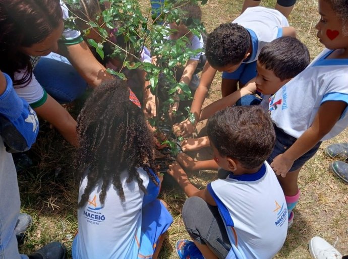 Alunos de CMEI na Pitanguinha são beneficiados por ações do Projeto Arborizar é Massa