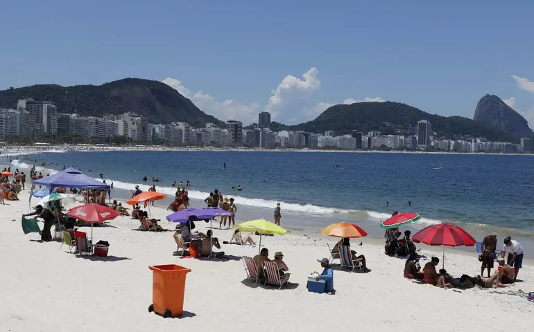 Cabedelo inicia retirada de bares irregulares das praias do município