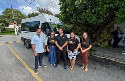 Deputado Mesaque Padilha participa da entrega de van destinada ao Quedes em Maceió