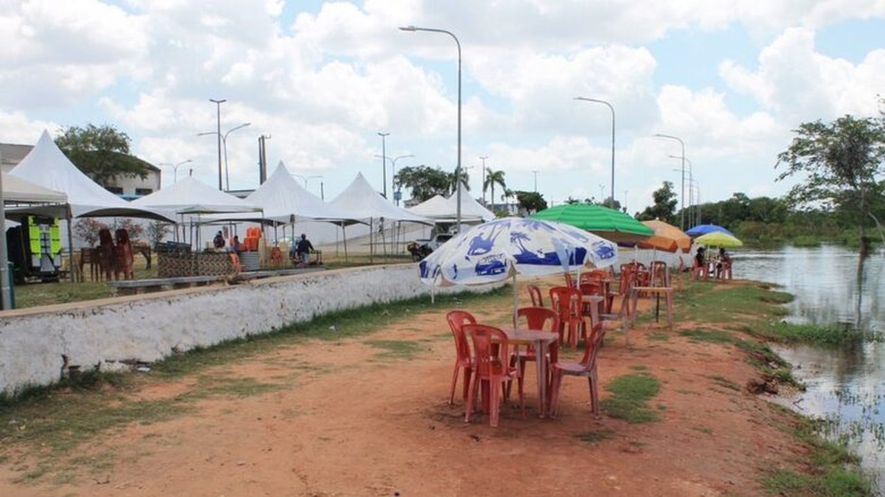 Prefeitura de Penedo instala comerciantes da Prainha em novo local