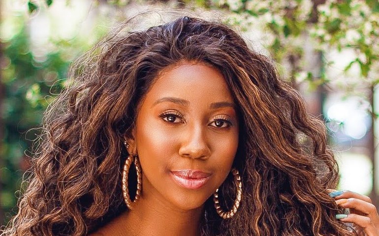 Camilla de Lucas recebe pedido de casamento em festa de aniversário