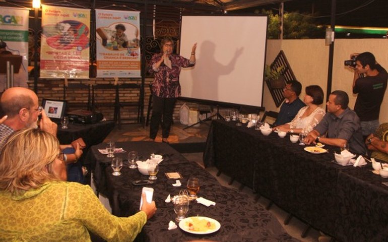 Célia convoca o povo e destaca papel da imprensa contra dengue