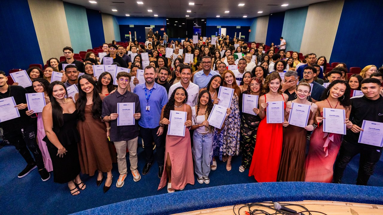 Prefeito Rodrigo Cunha prestigia formatura do Programa Prepara Jovem