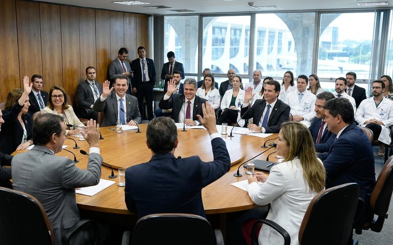 CAS do Senado aprova piso de R$ 14 mil para médicos e dentistas