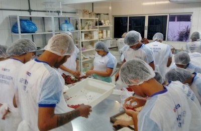 Alunos do Senai/AL desenvolvem ‘pimenta rosa’ a partir da semente de aroeira