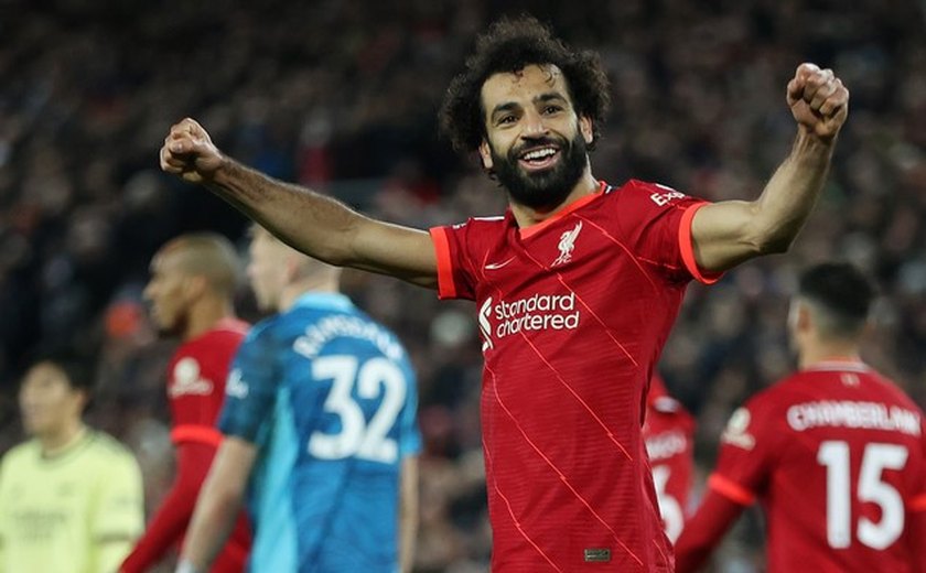 Liverpool goleia o Arsenal e não deixa o Chelsea disparar na liderança do Inglês