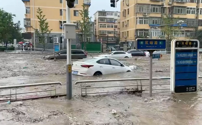 Chuva em Pequim após tufão transforma ruas em rios e deixa 2 mortos