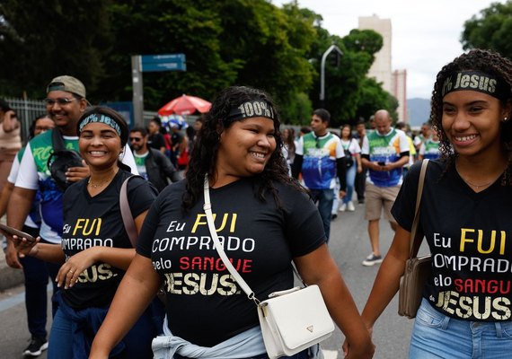 Jovens e mulheres puxam aumento de evangélicos no país, revela IBGE