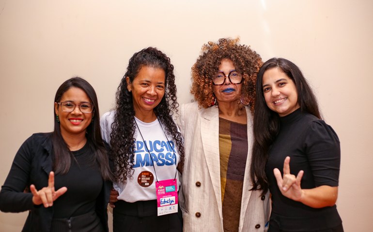 Interpretação em Libras torna ações da Semed na Bienal acessíveis a todos