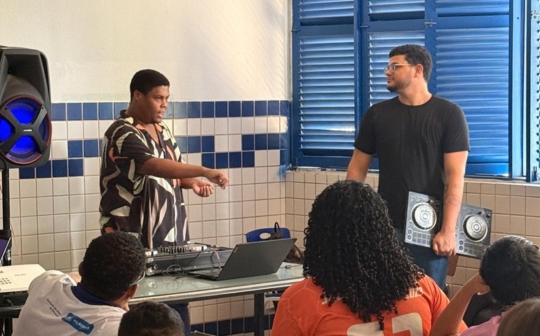Estagiário da Seduc leva oficina de DJ a escolas estaduais e inspira estudantes pela música