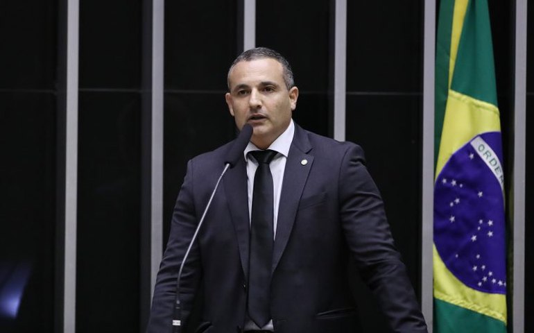 Projeto fixa diretrizes para combate ao combustível adulterado