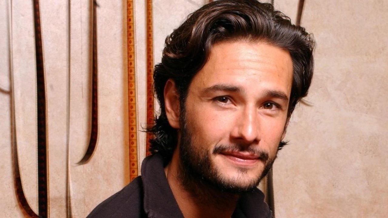 Série com Rodrigo Santoro e Álvaro Morte tem primeiras imagens divulgadas