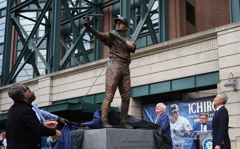 Inauguração da estátua de Ichiro Suzuki teve um contratempo quando um morcego estalou durante a cerimônia