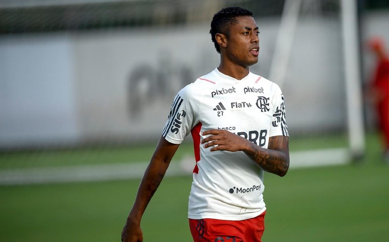 Bruno Henrique volta a ser relacionado no Flamengo após 10 meses e chora ao ver vídeo de lesão