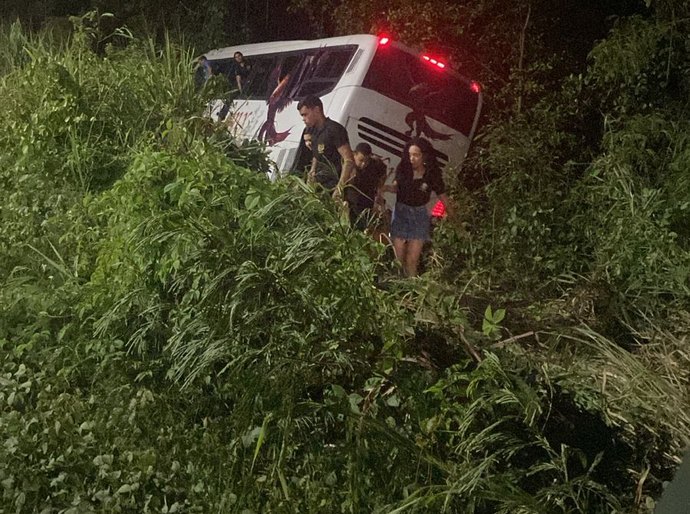 Ônibus com estudantes de Pilar se envolve em acidente na AL-101 Sul