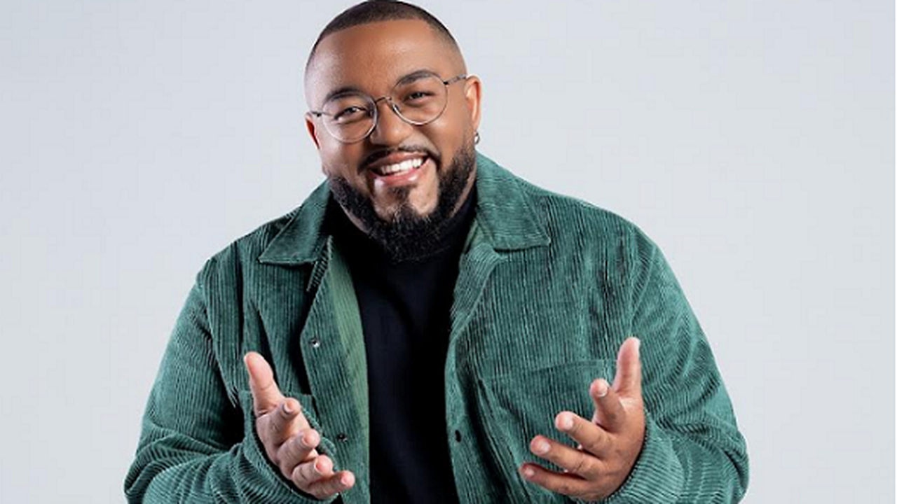 Tiee celebra 10 anos de seu primeiro álbum e lança 'Uma Década'