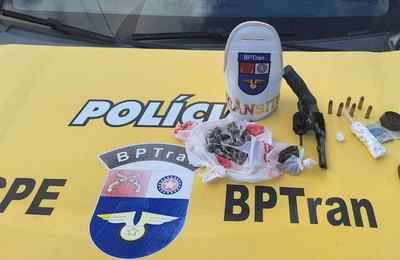 Passageiro é preso pela PM transportando arma e drogas acompanhado de três crianças