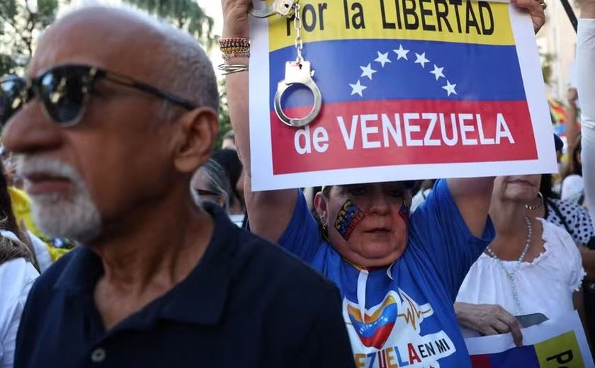 Manifestantes marcham até Embaixada do Brasil em Caracas para pedir a Lula que interceda por presos políticos na Venezuela