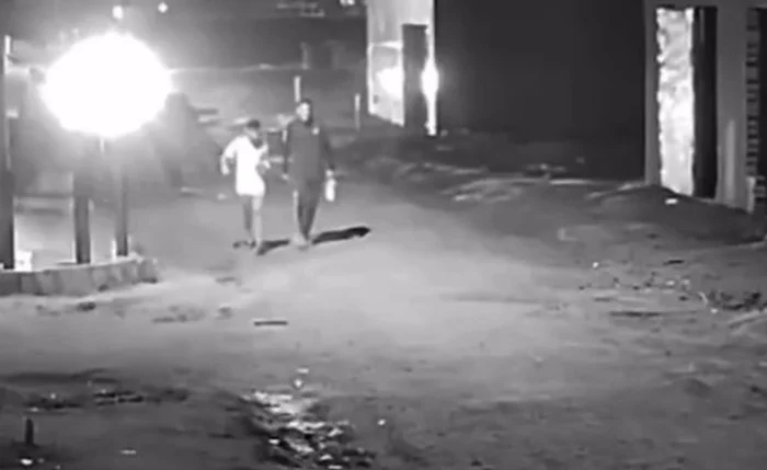 À esquerda, vítima usava camisa clara e foi surpreendida com diversos disparos na cabeça pelo homem vestido de preto À esquerda, vítima usava camisa clara e foi surpreendida com diversos disparos na cabeça pelo homem vestido de preto