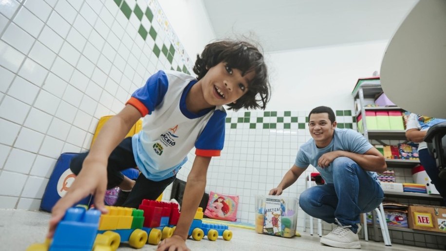 Acolhimento humanizado faz família de estudante com autismo trocar escola particular pela pública