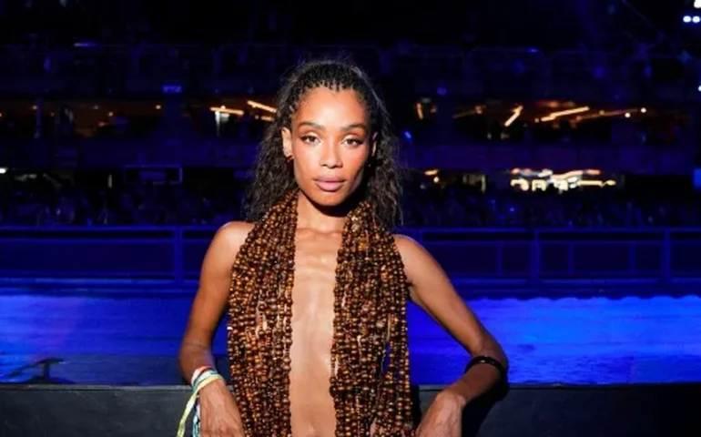 Transparência, tops-joia e textura marcaram o Carnaval e ganharam destaque nos looks de Raissa Leme