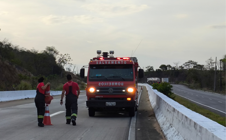 Corpo de Bombeiros combatem incêndio em caminhão baú na BR-101