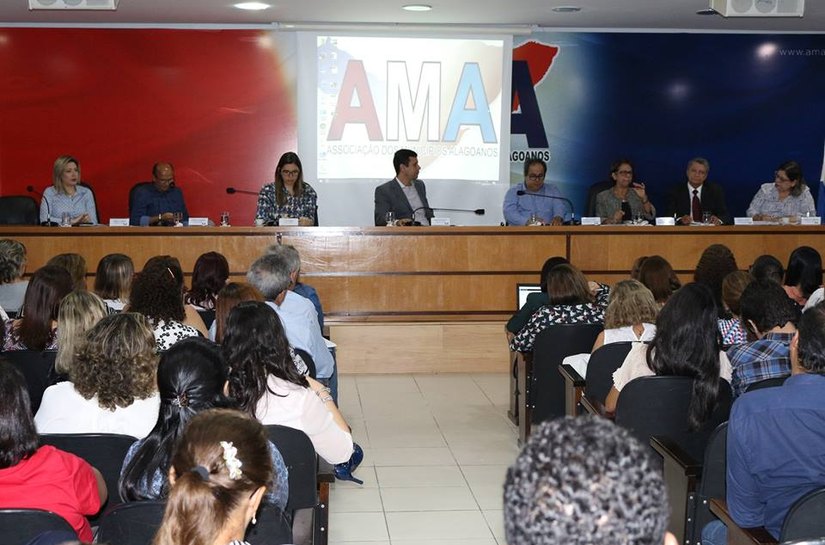 Pão de Açúcar: prefeito participa de palestra sobre políticas públicas para infância e adolescência