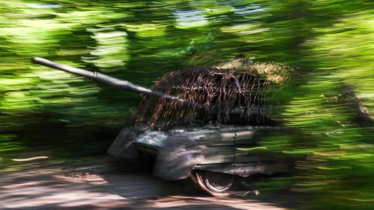 Novo sistema transforma tanque russo T-72B3A em escudo contra drones no campo de batalha, diz mídia