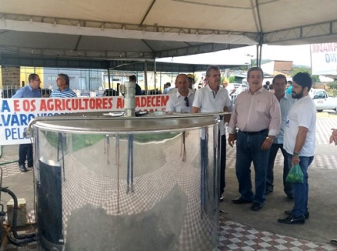 Tanque de resfriamento de leite beneficia produtores assentados em Cajueiro