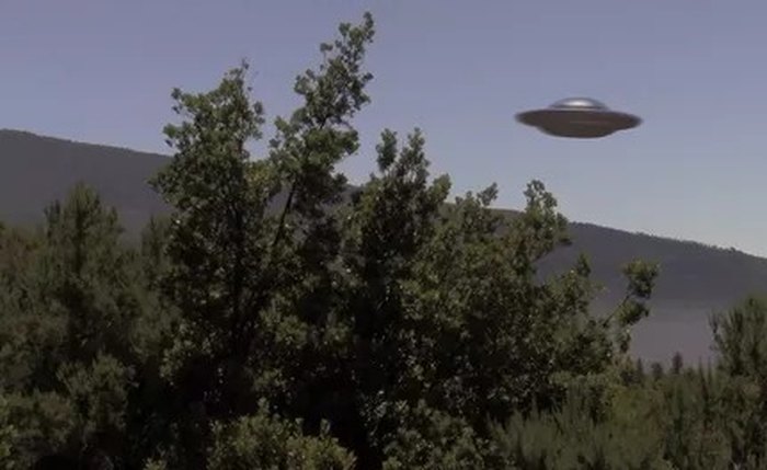 Grande OVNI é captado no céu sobre Los Angeles