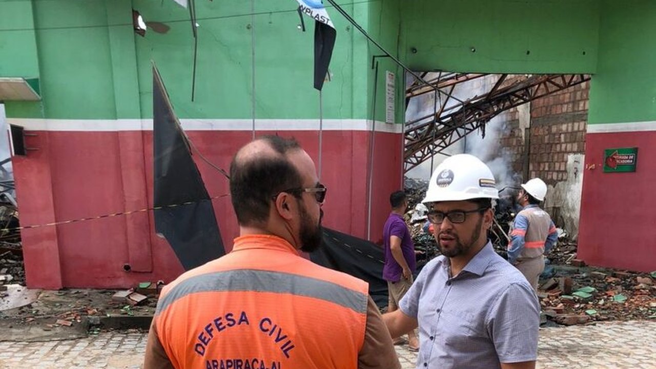 Defesa Civil vistoria região atingida por incêndio de fábrica e garante segurança de moradores
