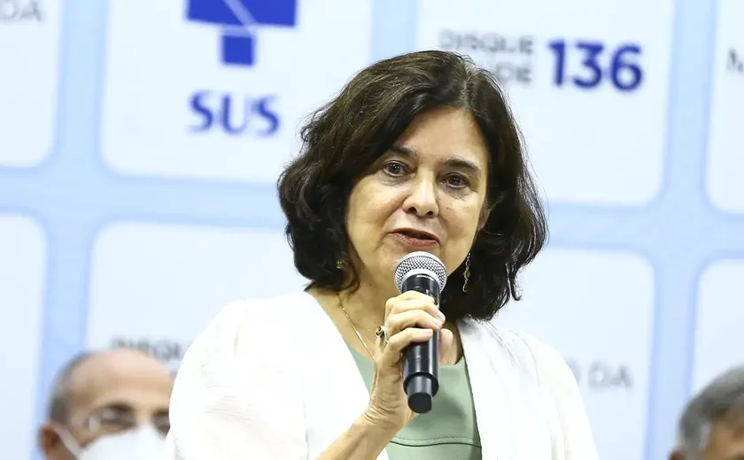 Nísia diz que mais de 700 mil vacinas contra dengue foram aplicadas e diz que anunciará 'possibilidade de ampliação'