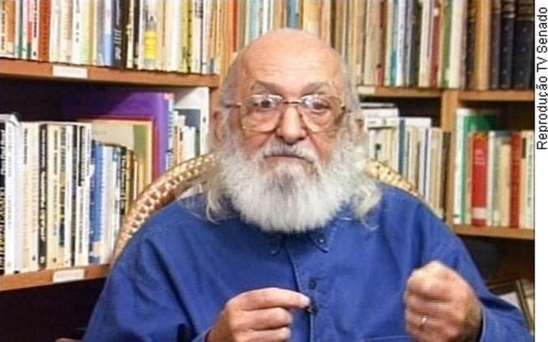 SP: ato critica uso de escola pública em filme contra Paulo Freire