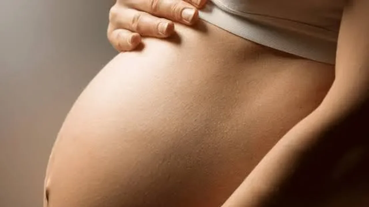 Mulher dá à luz gêmeos de pais diferentes após engravidar naturalmente durante fertilização in vitro na Austrália; entenda