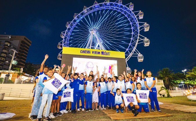 Estudantes da Escola Higino Belo viveram uma experiência cultural com passeio na Roda Gigante e exibição do documentário Vestir Massayó na Praça Multieventos