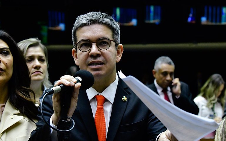 'Eleição sem certificação não tem idoneidade', diz Randolfe sobre Venezuela