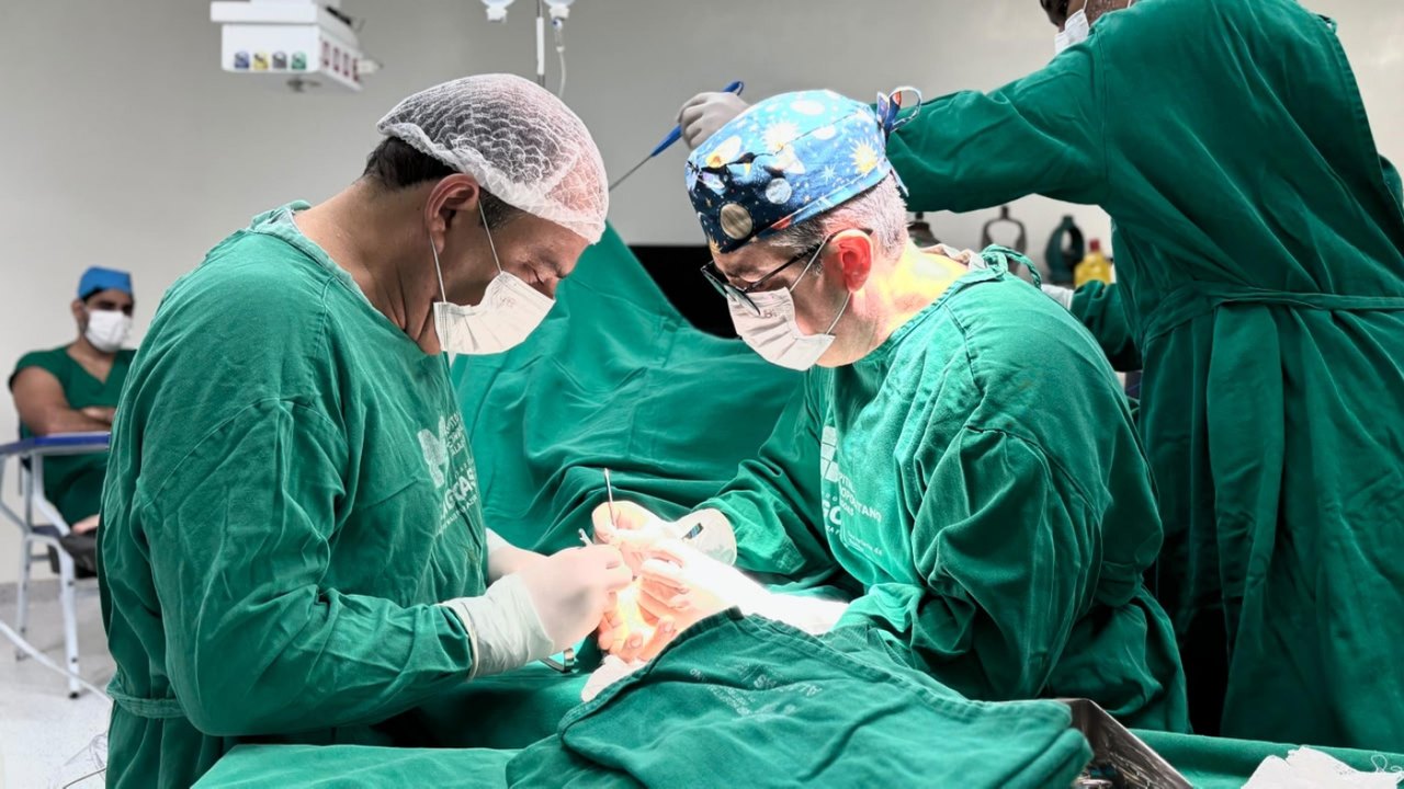 Cirurgia de alta complexidade no Hospital Metropolitano de Alagoas devolve funcionalidade da mão de paciente