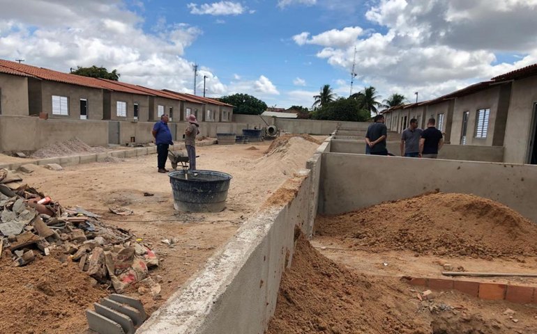 Seinfra vistoria andamento de obras de habitação em Carneiros