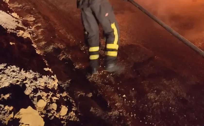 Carreta carregada de cerâmicas pega fogo na zona rural de Rio Largo