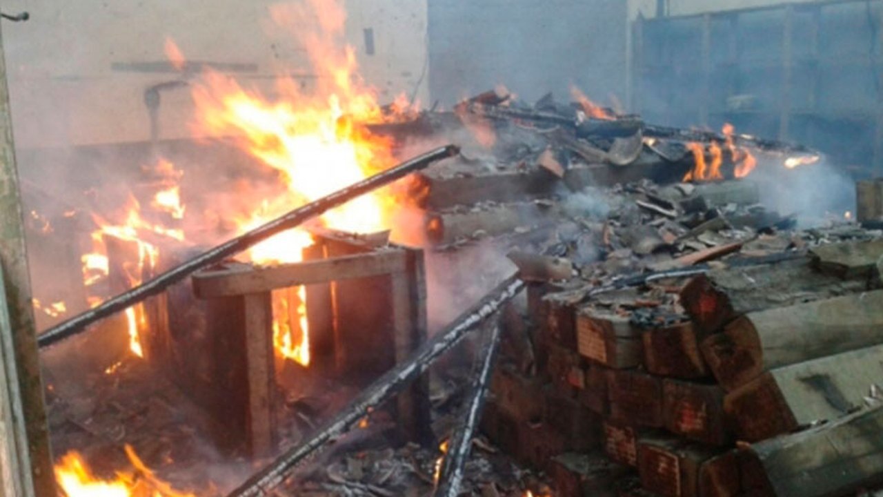 Vândalos ateiam fogo em galpão da estação ferroviária de Arapiraca