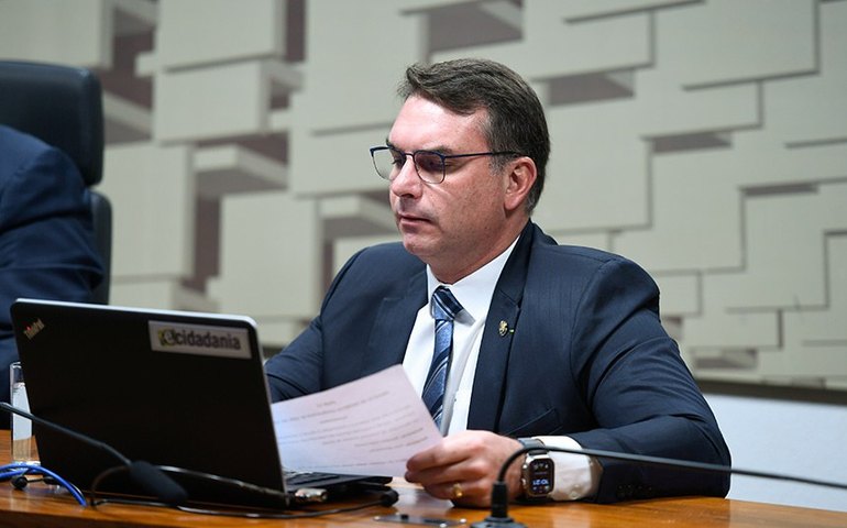 Flávio Bolsonaro descarta possibilidade de que o pai peça asilo no exterior: 'De jeito nenhum, não existe essa história'