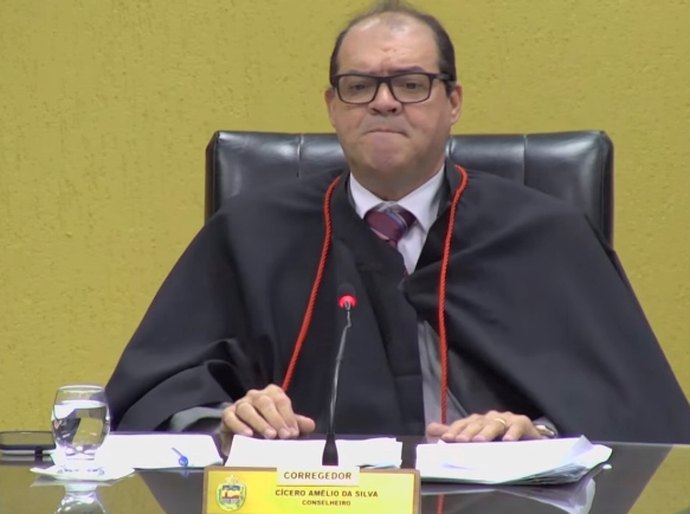 MPE ajuíza de improbidade e pede a perda do cargo de conselheiro de Amélio