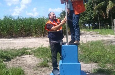Equipe da Defesa Civil de Coruripe instala pluviômetro na Aldeia Planalto 