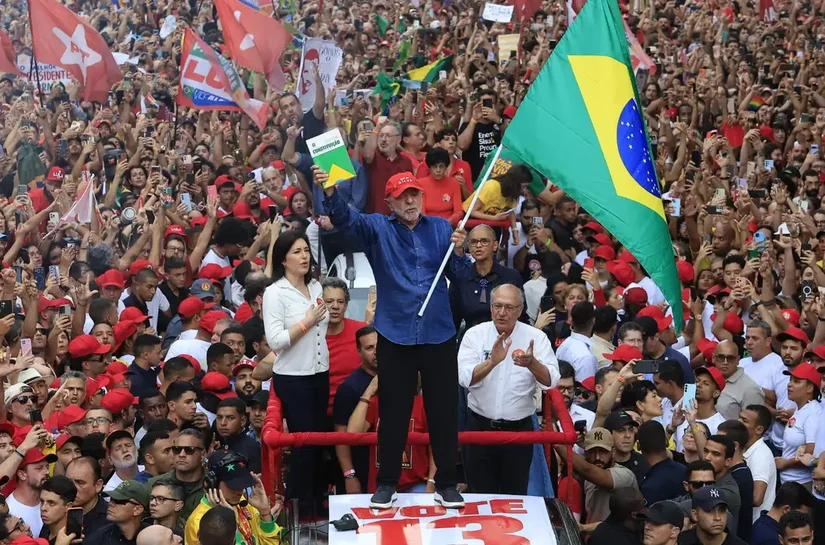 Lula é reeleito presidente do Brasil em virada histórica